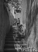 Maj 1940, Airvault, Francja. 
Żołnierze z 2. Dywizji Strzelców Pieszych wchodzą po kamiennych schodach.
Fot. Jerzy Konrad Maciejewski, zbiory Ośrodka KARTA