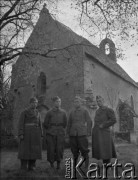 Maj 1940, Airvault, Francja.
Żołnierze 2.  Dywizji Strzelców Pieszych pozują przed starym kościołem. 
Fot. Jerzy Konrad Maciejewski, zbiory Ośrodka KARTA