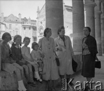 Maj 1940, Airvault, Francja.
Żony i córki oficerów 2. Dywizji Strzelców Pieszych podczas zwiedzania miasta. 
Fot. Jerzy Konrad Maciejewski, zbiory Ośrodka KARTA
