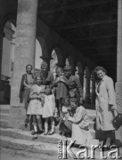 Maj 1940, Airvault, Francja.
Rodziny oficerów z 2. Dywizji Strzelców Pieszych zwiedzają miasto. 
Fot. Jerzy Konrad Maciejewski, zbiory Ośrodka KARTA
