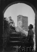 Maj 1940, Airvault, Francja. 
Żołnierze 2. Dywizji Strzelców Pieszych pozują na tle wieży zamkowej.
Fot. Jerzy Konrad Maciejewski, zbiory Ośrodka KARTA
