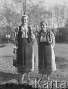 Po październiku 1939, Ocnita, Rumunia.
Rumunki w strojach ludowych. 
Fot. Jerzy Konrad Maciejewski, zbiory Ośrodka KARTA