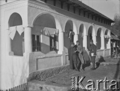 Po październiku 1939, Ocnita, Rumunia.
Internowani żołnierze Wojska Polskiego stoją przy cerkwi prawosławnej.
Fot. Jerzy Konrad Maciejewski, zbiory Ośrodka KARTA