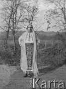 Po październiku 1939, Ocnita, Rumunia.
Rumunka w stroju ludowym. 
Fot. Jerzy Konrad Maciejewski, zbiory Ośrodka KARTA