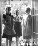 Wiosna 1941, Nidau, Szwajcaria.
Miejscowe dzieci pozują do zdjęcia.
Fot. Jerzy Konrad Maciejewski, zbiory Ośrodka KARTA
