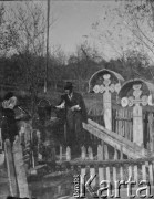 Po październiku 1939, Ocnita, Rumunia.
Pamiątkowe krzyże stoją przy studni, z której okoliczni mieszkańcy pobierają wodę.
Fot. Jerzy Konrad Maciejewski, zbiory Ośrodka KARTA
