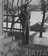 Zima 1940-1941, Münchenbuchsee, Szwajcaria.
Sierż. Jerzy Konrad Maciejewski z 2. Dywizji Strzelców Pieszych stoi przed wejściem do budynku. W czasie internowania współtworzył z innymi żołnierzami gazetę 