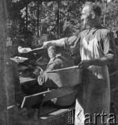1940-1941, Münchenbuchsee, Szwajcaria.
Pora obiadowa. Kucharz dokłada żołnierzowi porcję na talerz. 
Fot. Jerzy Konrad Maciejewski, zbiory Ośrodka KARTA