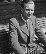 1940-1941, Münchenbuchsee, Szwajcaria.
Mężczyzna siedzi na ławce.
Fot. Jerzy Konrad Maciejewski, zbiory Ośrodka KARTA