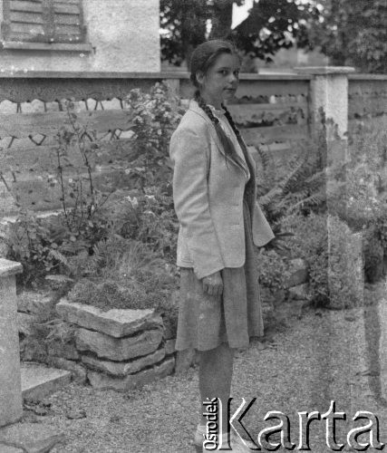 1940-1941, Moospinte, Szwajcaria.
Miejscowa dziewczyna, Käthi, pozuje do zdjęcia przed budynkiem.
Fot. Jerzy Konrad Maciejewski, zbiory Ośrodka KARTA