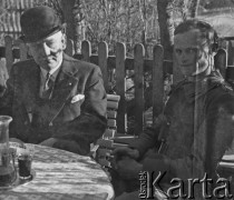1940-1941, Münchenbuchsee, Szwajcaria.
Kpr. Leon Wroński z 2. Dywizji Strzelców Pieszych siedzi przy stole w towarzystwie starszego mężczyzny, prawdopodobnie z poselstwa RP. 
Fot. Jerzy Konrad Maciejewski, zbiory Ośrodka KARTA