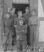 1940-1941, Münchenbuchsee, Szwajcaria.
Żołnierze 2. Dywizji Strzelców Pieszych stoją przed wejściem do budynku. W pierwszym rzędzie u góry 1. z lewej stoi kanonier Adam Gołąb.
Fot. Jerzy Konrad Maciejewski, zbiory Ośrodka KARTA