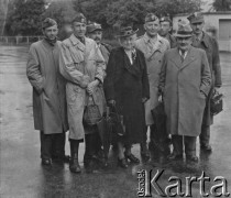 1940-1941, Münchenbuchsee, Szwajcaria.
Małżeństwo Laguttów w towarzystwie internowanych żołnierzy 2. Dywizji Strzelców Pieszych. Dr Jan Lagutt (w pierwszym rzędzie 1. z prawej) był dyrektorem technicznym jednej z największych fabryk przetworów farmaceutycznych f. Sandoz w Bazylei.
Fot. Jerzy Konrad Maciejewski, zbiory Ośrodka KARTA