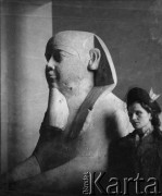 1945, Paryż, Francja.
Friedel Wegmüller stoi przy figurze Sfinksa znajdującej się prawdopodobnie w muzeum.
Fot. Jerzy Konrad Maciejewski, zbiory Ośrodka KARTA
