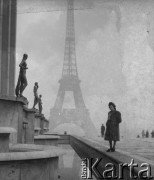 1945, Paryż, Francja.
Friedel Wegmüller pozuje do zdjęcia na tle Wieży Eiffla. 
Fot. Jerzy Konrad Maciejewski, zbiory Ośrodka KARTA