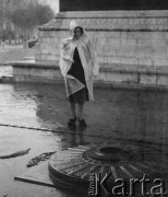 1945, Paryż, Francja.
Friedel Wegmüller pozuje do zdjęcia w płaszczu przeciwdeszczowym na tle pomnika.
Fot. Jerzy Konrad Maciejewski, zbiory Ośrodka KARTA