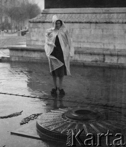 1945, Paryż, Francja.
Friedel Wegmüller pozuje do zdjęcia w płaszczu przeciwdeszczowym na tle pomnika.
Fot. Jerzy Konrad Maciejewski, zbiory Ośrodka KARTA