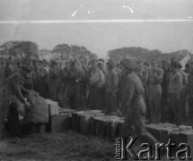 Lipiec 1946, Polkemmet k. Whitburn, Szkocja.
Żołnierze przynoszą swoje bagaże, które zostaną przewiezione do portu, gdzie czeka na nich statek S/M Sobieski.
Fot. Jerzy Konrad Maciejewski, zbiory Ośrodka KARTA