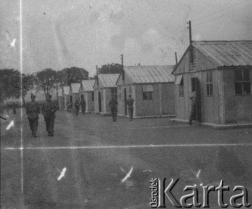 Lipiec 1946, Polkemmet k. Whitburn, Szkocja.
Baraki stojące wzdłuż ulicy w obozie przejściowym, w którym Polacy czekają na powrót do kraju.
Fot. Jerzy Konrad Maciejewski, zbiory Ośrodka KARTA