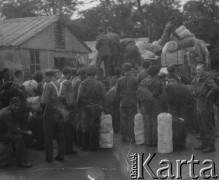 Lipiec 1946, Polkemmet k. Whitburn, Szkocja.
Polscy żołnierze ładują na ciężarówki swoje bagaże, które zostaną przewiezione do portu. Zostaną załadowane na statek S/M Sobieski, którym Polacy wrócą do kraju.
Fot. Jerzy Konrad Maciejewski, zbiory Ośrodka KARTA
