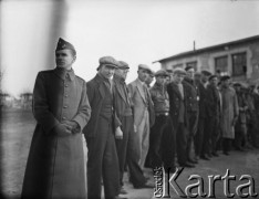 Po 15.01.1940, Parthenay, Francja.
W szeregu stoją ochotnicy, którzy przybyli w rejon formowania się 2. Dywizji Strzelców Pieszych, by zaciągnąć się do Wojska Polskiego i walczyć dalej z III Rzeszą Niemiecką.
Fot. Jerzy Konrad Maciejewski, zbiory Ośrodka KARTA