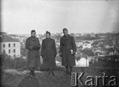 Po 15.01.1940, Parthenay, Francja.
Żołnierze 2. Dywizji Strzelców Pieszych pozują do zdjęcia na tle panoramy miasta.
Fot. Jerzy Konrad Maciejewski, zbiory Ośrodka KARTA