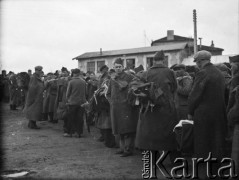 Po 15.01.1940, Parthenay, Francja.
Ochotnicy do służby w formowanej 2. Dywizji Strzelców Pieszych otrzymali umundurowanie.
Fot. Jerzy Konrad Maciejewski, zbiory Ośrodka KARTA