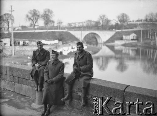 Po 15.01.1940, Parthenay, Francja.
Żołnierze formowanej w tym rejonie 2. Dywizji Strzelców Pieszych podczas wycieczki po okolicy. Za nimi widać mosty na rzece Thouet.
Fot. Jerzy Konrad Maciejewski, zbiory Ośrodka KARTA