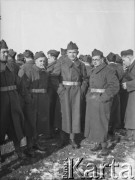 Po 15.01.1940, Parthenay, Francja.
Żołnierze formowanej w tym rejonie 2. Dywizji Strzelców Pieszych. W środku sierż. Jerzy Konrad Maciejewski, który do Francji przedostał się z Rumunii, gdzie był internowany we wrześniu 1939 r.
Fot. NN, kolekcja Jerzego Konrada Maciejewskiego, zbiory Ośrodka KARTA