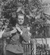 1940-1941, Münchenbuchsee, Szwajcaria.
Internowany żołnierz z 2. Dywizji Strzelców Pieszych trzyma psa na ramieniu.
Fot. Jerzy Konrad Maciejewski, zbiory Ośrodka KARTA
