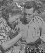 1940-1941, Münchenbuchsee, Szwajcaria.
Żołnierz z 2. Dywizji Strzelców Pieszych ppor. Mamert Miż-Miszyn przygląda się Halinie Studzińskiej, która coś naprawia. 
Fot. Jerzy Konrad Maciejewski, zbiory Ośrodka KARTA
