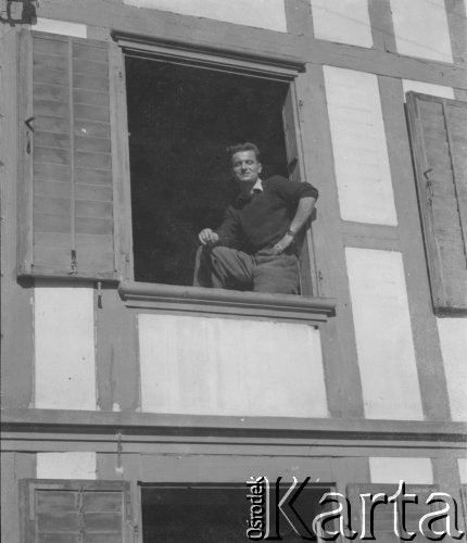 1940-1941, Münchenbuchsee, Szwajcaria.
Żołnierz z 2. Dywizji Strzelców Pieszych pozuje do zdjęcia stojąc w otwartym oknie.
Fot. Jerzy Konrad Maciejewski, zbiory Ośrodka KARTA
