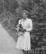 1940-1941, Münchenbuchsee, Szwajcaria.
Kobieta na spacerze.
Fot. Jerzy Konrad Maciejewski, zbiory Ośrodka KARTA