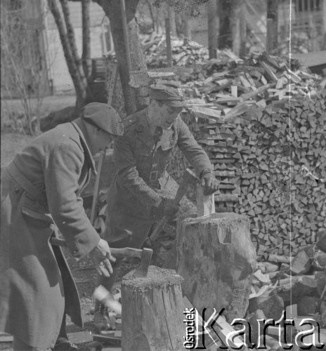1940-1941, Münchenbuchsee, Szwajcaria.
Internowani żołnierze 2. Dywizji Strzelców Pieszych pracują przy rąbaniu drewna.
Fot. Jerzy Konrad Maciejewski, zbiory Ośrodka KARTA