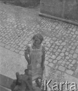 1940-1941, Münchenbuchsee, Szwajcaria.
Kobieta na ulicy.
Fot. Jerzy Konrad Maciejewski, zbiory Ośrodka KARTA
