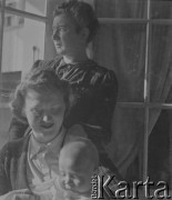 1940-1941, Münchenbuchsee, Szwajcaria.
Siostry Madoux z małym dzieckiem.
Fot. Jerzy Konrad Maciejewski, zbiory Ośrodka KARTA