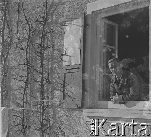 1940-1941, Münchenbuchsee, Szwajcaria.
Internowany żołnierz 2. Dywizji Strzelców Pieszych wygląda przez okno.
Fot. Jerzy Konrad Maciejewski, zbiory Ośrodka KARTA