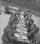 1940-1941, Münchenbuchsee, Szwajcaria.
Drukarze i dziennikarze gazety dla internowanych żołnierzy 2. Dywizji Strzelców Pieszych 