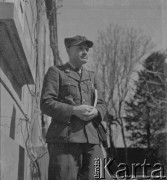 1940-1941, Münchenbuchsee, Szwajcaria.
Internowany sierż. Jerzy Konrad Maciejewski stoi przed budynkiem. W czasie przymusowego pobytu w Szwajcarii, wydawał gazetę dla internowanych żołnierzy 