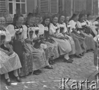 1940-1941, Münchenbuchsee, Szwajcaria.
Święto, w którym biorą udział prawdopodobnie Szwajcarki ubrane w stroje ludowe. 
Fot. Jerzy Konrad Maciejewski, zbiory Ośrodka KARTA