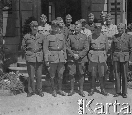 1940-1941, Münchenbuchsee, Szwajcaria.
Żołnierze 2. Dywizji Strzelców Pieszych pozują do wspólnego zdjęcia ze szwajcarskimi przedstawicielami z Generalnego Inspektoratu do Spraw Internowania. W pierwszym rzędzie 3. z lewej stoi redaktor naczelny 