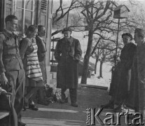 1940-1941, Münchenbuchsee, Szwajcaria.
Żołnierze z 2. Dywizji Strzelców Pieszych rozmawiają z miejscowymi kobietami.
Fot. Jerzy Konrad Maciejewski, zbiory Ośrodka KARTA