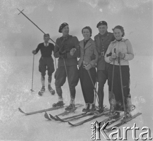 1940-1941, Münchenbuchsee, Szwajcaria.
Żołnierze z 2. Dywizji Strzelców Pieszych podczas jazdy na nartach w towarzystwie okolicznych mieszkańców.
Fot. Jerzy Konrad Maciejewski, zbiory Ośrodka KARTA