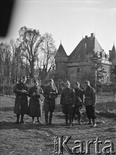 1940, Boussais, Francja.
Żołnierze z 2. Dywizji Strzelców Pieszych pozują na tle zamku de Châtillon.
Fot. Jerzy Konrad Maciejewski, zbiory Ośrodka KARTA

