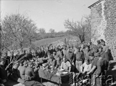 24.03.1940, Champeau, Francja.
Żołnierze 2. Dywizji Strzelców Pieszych podczas świątecznego śniadania.
Fot. Jerzy Konrad Maciejewski, zbiory Ośrodka KARTA