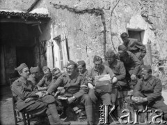 1940, Champeau, Francja.
Żołnierze 2. Dywizji Strzelców Pieszych podczas odpoczynku. Część żołnierzy czyta gazetę 