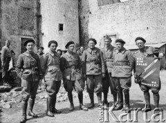 1940, Le Coudray, Francja.
Żołnierze 8 kompanii 5 Małopolskiego Pułku Strzelców Pieszych 2. Dywizji Strzelców Pieszych stacjonuje w miejscowym zamku. Jeden z mężczyzn pozuje do zdjęcia trzymając plakat z napisem: 