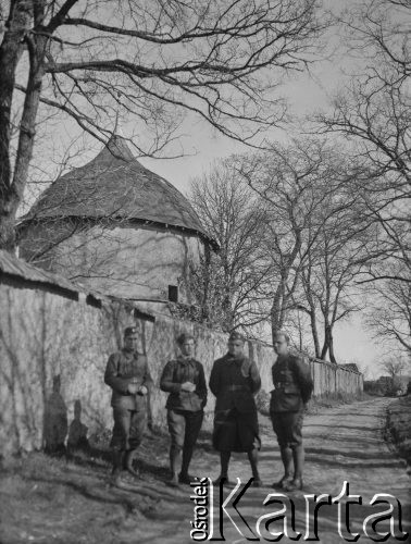1940, La Salle Guibert, Francja. 
Żołnierze 2. Dywizji Strzelców Pieszych podczas wycieczki do miejscowego zamku.
Fot. Jerzy Konrad Maciejewski, zbiory Ośrodka KARTA