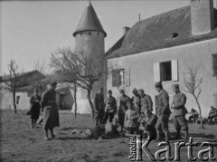 1940, La Salle Guibert, Francja. 
Żołnierze 2. Dywizji Strzelców Pieszych pozują na tle miejscowego zamku.
Fot. Jerzy Konrad Maciejewski, zbiory Ośrodka KARTA