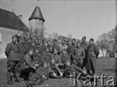 1940, La Salle Guibert, Francja.
Żołnierze z 2. Dywizji Strzelców Pieszych. Za nimi widać miejscowy zamek. 
Fot. Jerzy Konrad Maciejewski, zbiory Ośrodka KARTA
